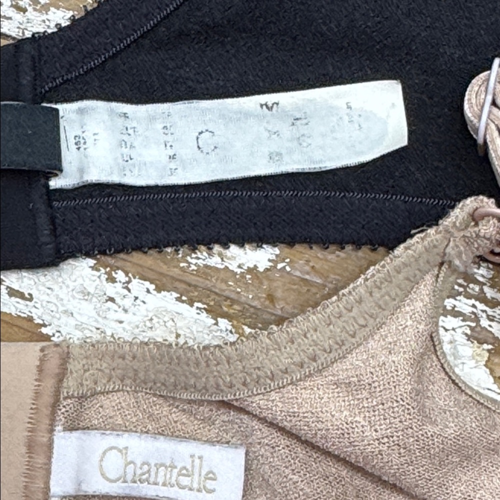 Chantelle Underwire Bras. 36C - Picture 4 of 8